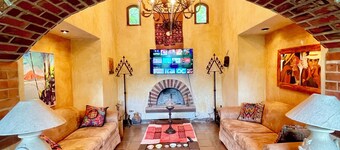 Stunning 4 Bedroom Large House, Steps from Lake Front with Starlink WiFi