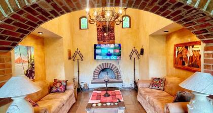 Stunning 4 Bedroom Large House, Steps from Lake Front with Starlink WiFi