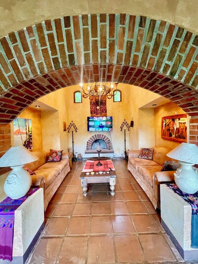 Stunning 4 Bedroom Large House, Steps from Lake Front with Starlink WiFi