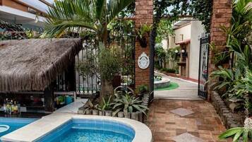 Kolam renang indoor dan kolam renang outdoor, dengan kursi berjemur