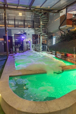 Piscina interna, piscina externa, espreguiçadeiras