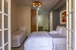 Suíte elite, 1 cama de casal, sacada, vista para o mar | 1 quarto, roupas de cama de algodão egípcio, roupas de cama premium