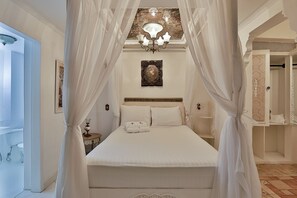 Suite royale, 1 lit double, salle de bain privée | 1 chambre, draps en coton égyptien, literie de qualité, décor unique