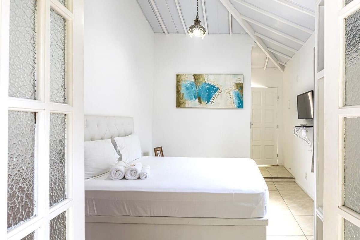 1 bedroom, Egyptian cotton sheets, premium bedding