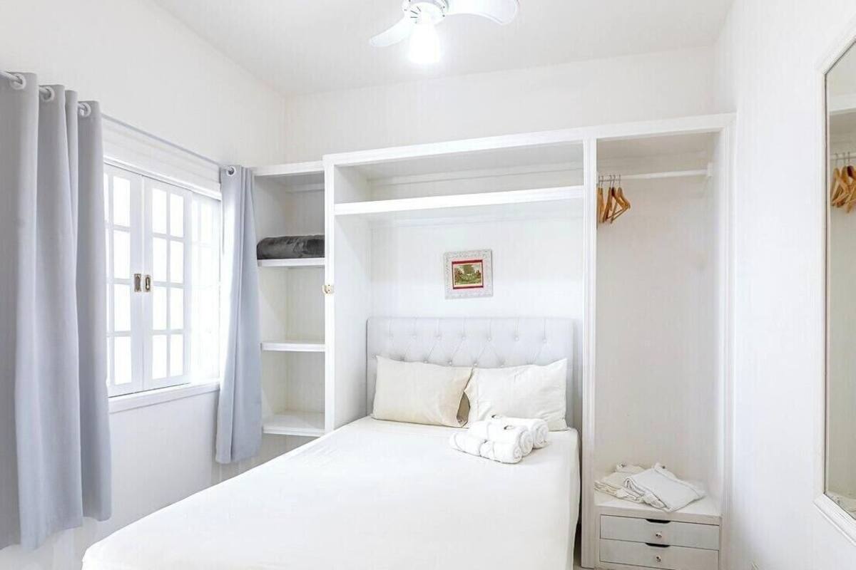 Une chambre à coucher avec un lit, une armoire et un miroir.