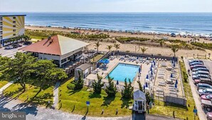 A resort with a pool, beach access, and a view of the ocean. - Cozy house in Ocean pines, only 10 mins away from Ocean City. (Ocean Pines)
