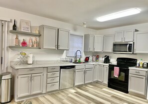 冷蔵庫、電子レンジ、オーブン、コンロ