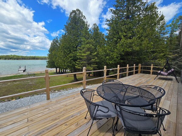 Outdoor dining - Drummond Island Hotel & Vacation Homes - Memory Maker Bay (Drummond)