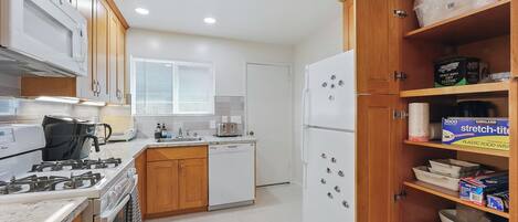 Réfrigérateur, micro-ondes, four, lave-vaisselle