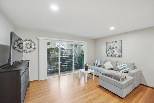 Cozy 1BR Menlo Park Apartment w/ Balcony, In-Unit Laundry, Kitchen & Parking