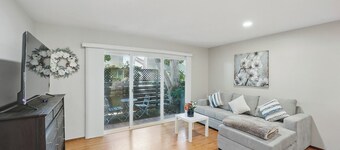 Cozy 1BR Menlo Park Apartment w/ Balcony, In-Unit Laundry, Kitchen & Parking