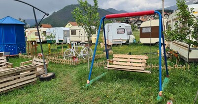 kucica u blizini jezera