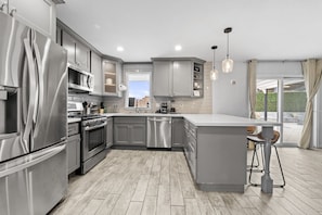 Private kitchen - Casita Oasis near major highways, spa, newly remodeled.  (Palmdale)