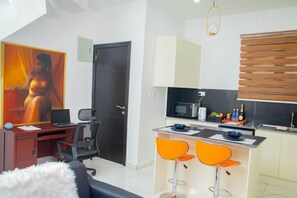 Kjøleskap, mikrobølgeovn, kokeplater og oppvaskmaskin