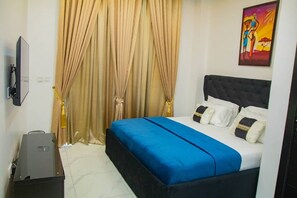 1 soverom, skrivebord, internettilgang og sengetøy