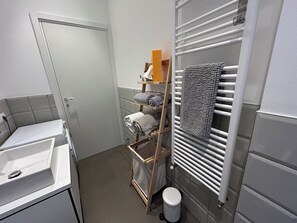 Bruser, hårtørrer, bidet, håndklæder