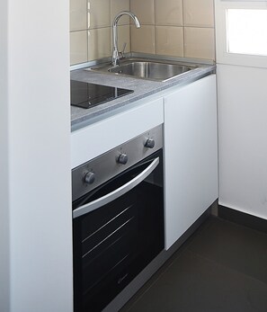 Fridge, oven, stovetop, electric kettle