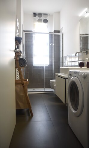 Een douche, een haardroger, een bidet, handdoeken