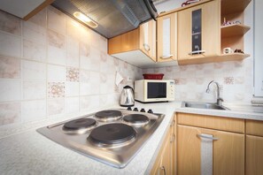 Refrigerador, microondas, placa de cocina, lavavajillas
