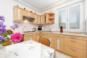Refrigerador, microondas, placa de cocina, lavavajillas