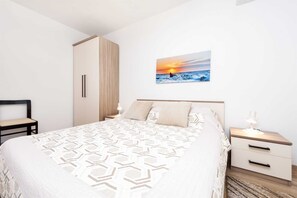 1 chambre, fer et planche à repasser, Wi-Fi gratuit, draps fournis