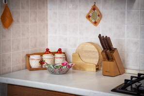 Frigorífico, horno, lavavajillas y cafetera o tetera