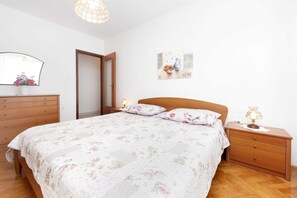 1 dormitorio, tabla de planchar con plancha, wifi gratis y ropa de cama