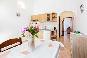 Kjøleskap, kokeplater, oppvaskmaskin og kaffetrakter/tekoker