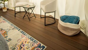 Ein gemütliches Zimmer mit gewölbter Decke, zwei Sessel, ein kleiner Tisch, einem bunten Teppich und einem gewebten Korb.