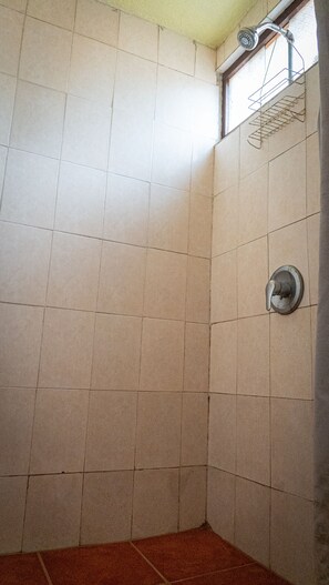 Habitación Premium doble | Baño | Ducha y toallas