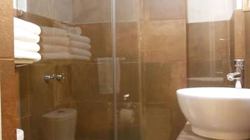 Family House, 4 Bedrooms | Bathroom | Shower, hair dryer, towels, soap