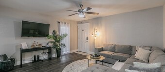 Cozy 2BR Farmhouse Apt - Sleeps 8 - FREE Parking!