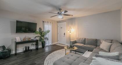 Cozy 2BR Farmhouse Apt - Sleeps 8 - FREE Parking!