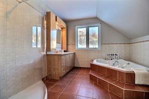 Douche, sèche-cheveux, serviettes fournies, papier toilette