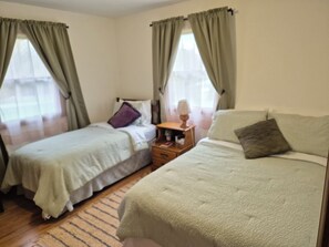 3 bedrooms, iron/ironing board, travel cot, bed sheets -  Songbird Haven, 3 min from town, Pumpkinvine, MEC,concerts. 3 bedroom, 2 bath.  (Shipshewana)