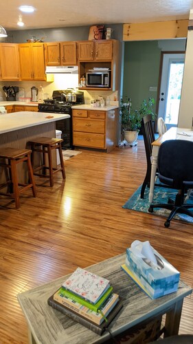  Songbird Haven, 3 min from town, & Pumpkinvine. Full house, 3 bedroom, 2 bath.