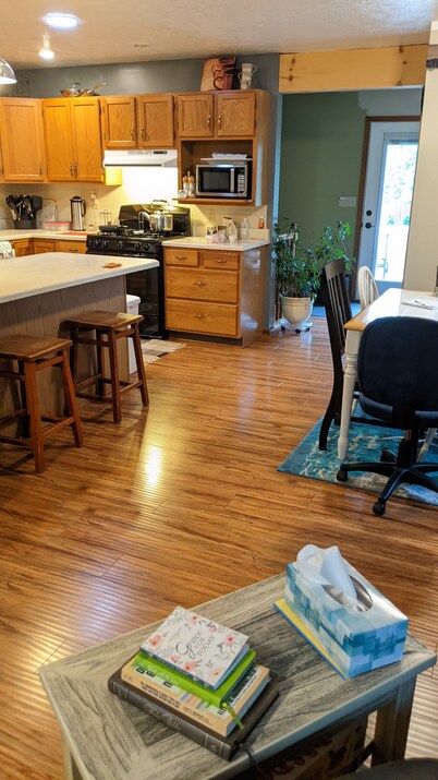  Songbird Haven, 3 min from town, & Pumpkinvine. Full house, 3 bedroom, 2 bath.