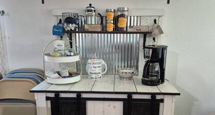 Songbird Haven, 3 min from town, & Pumpkinvine. Full house, 3 bedroom, 2 bath.