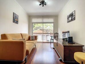 Smart TV - Apartamento Amarelo by Atlantic Holiday (São Vicente)