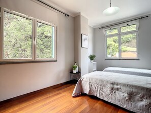 3 bedrooms, desk, iron/ironing board, travel cot - Apartamento Amarelo by Atlantic Holiday (São Vicente)