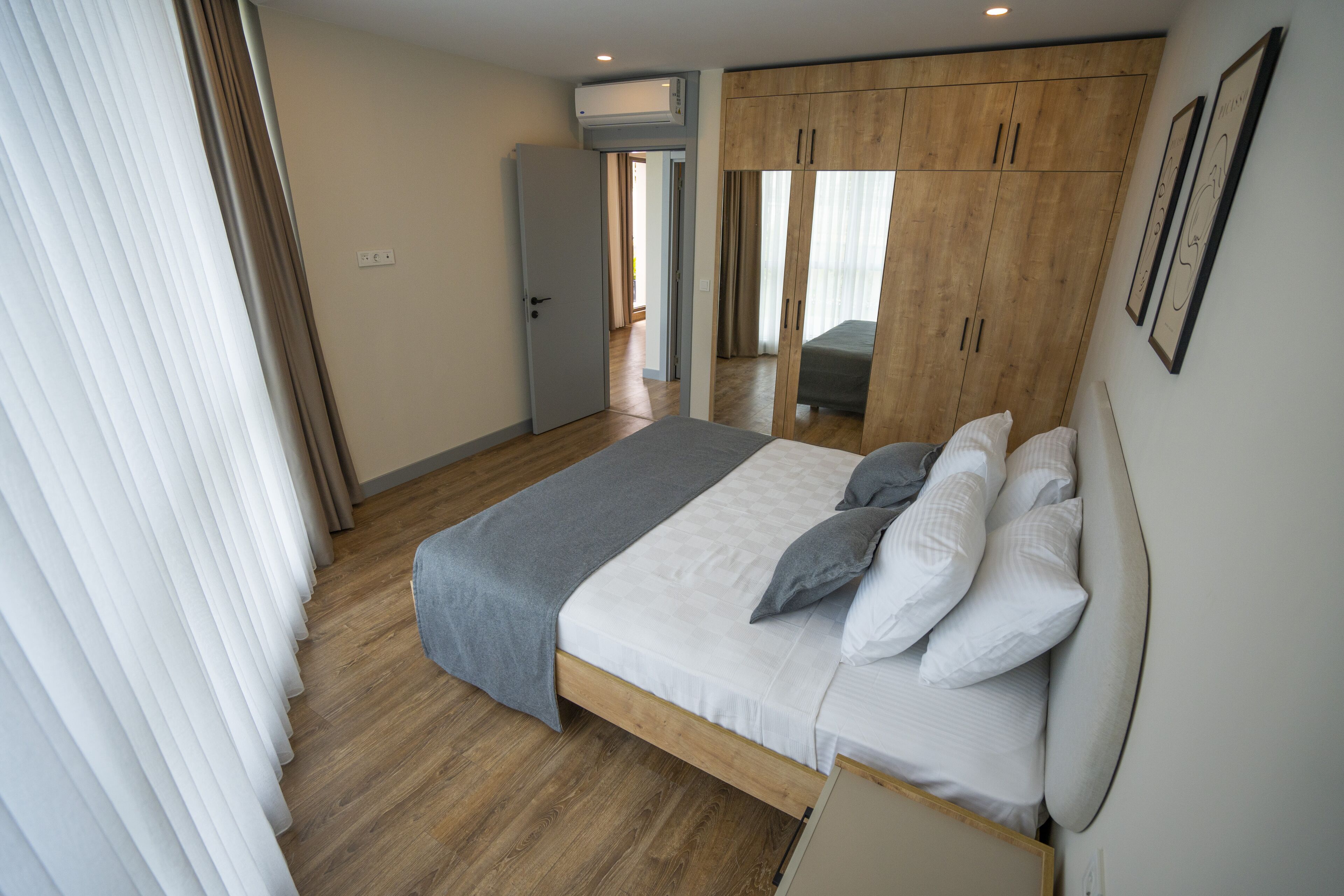 低過敏寢具、迷你吧、書桌、筆電工作空間