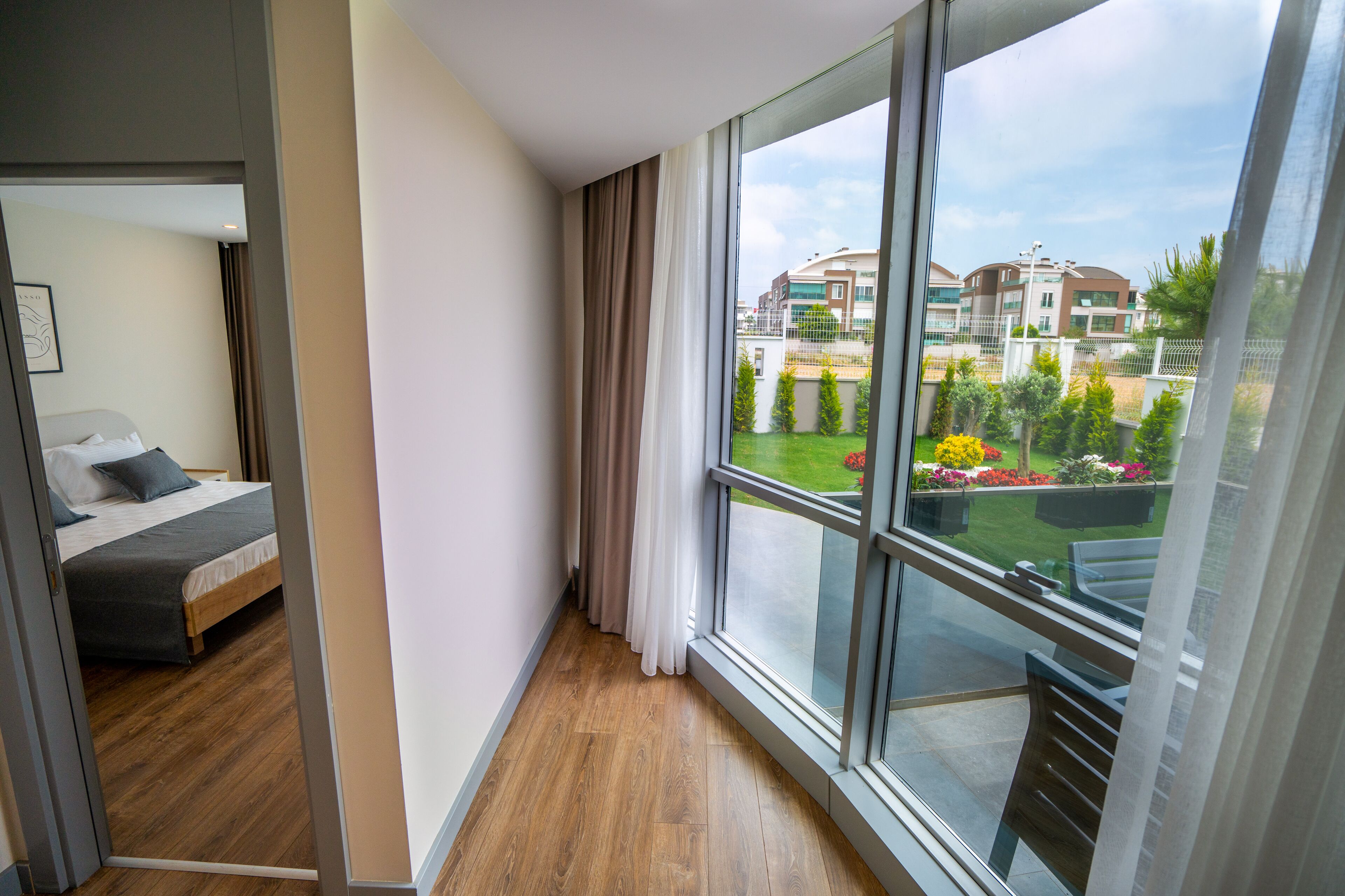 Suite familiar, 2 habitaciones, vistas al jardín | Ropa de cama hipoalergénica, minibar, escritorio
