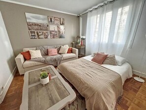 4 عدّة غرف نوم ومكتب ومكواة/لوح كي وسرير سفر