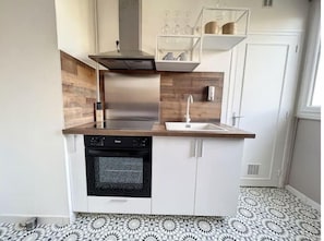 Kühlschrank, Mikrowelle, Ofen, Wasserkocher mit Kaffee-/Teezubehör