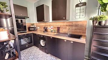 Een koelkast, een microgolfoven, een oven, een vaatwasser