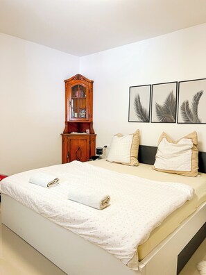 2 bedrooms, iron/ironing board, bed sheets