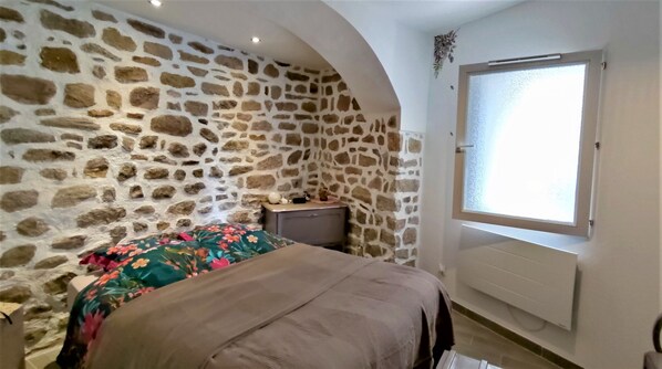 1 chambre, fer et planche à repasser, lit de bébé portatif