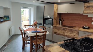 Kühlschrank, Mikrowelle, Ofen, Herdplatte