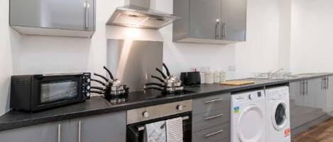 冷蔵庫、電子レンジ、オーブン、コンロ