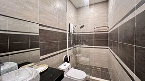 Family Triple Room | Bathroom - NyNa Villa Kampot (Kampot)